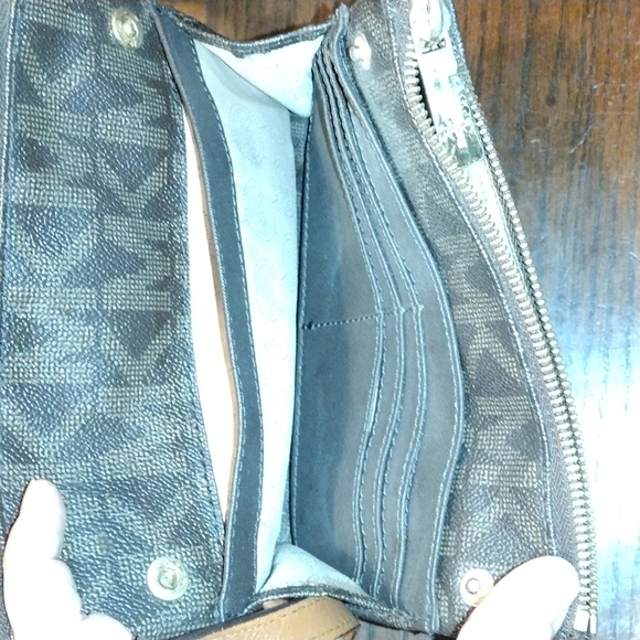 Michael Kors Crossbody Foldout Wallet Built-in Handbag - Picture 6 of 8